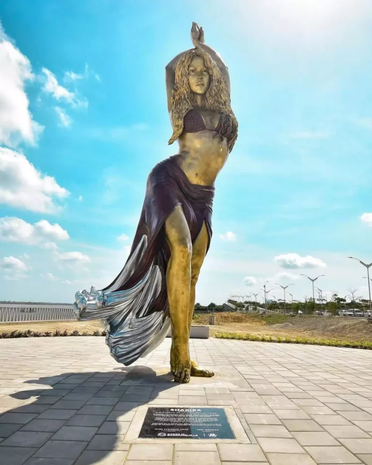 Inmortalizan a Shakira con impresionante estatua de bronce en Barranquilla