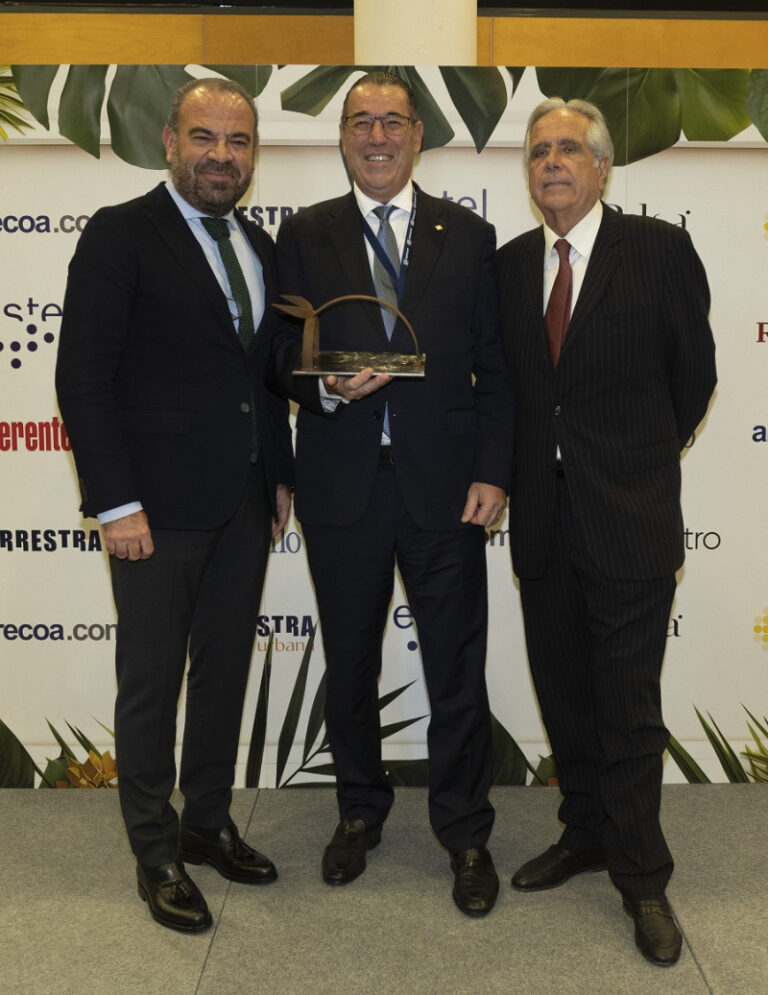 Grupo Preferente reconoce a Juan Manuel Martín de Oliva en la FITUR