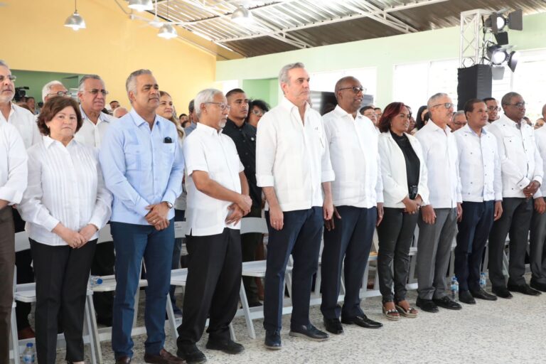 Presidente Abinader arranca 2024 entregando 800 títulos de un total de 1,456 que benefician más de 5 mil personas en Azua