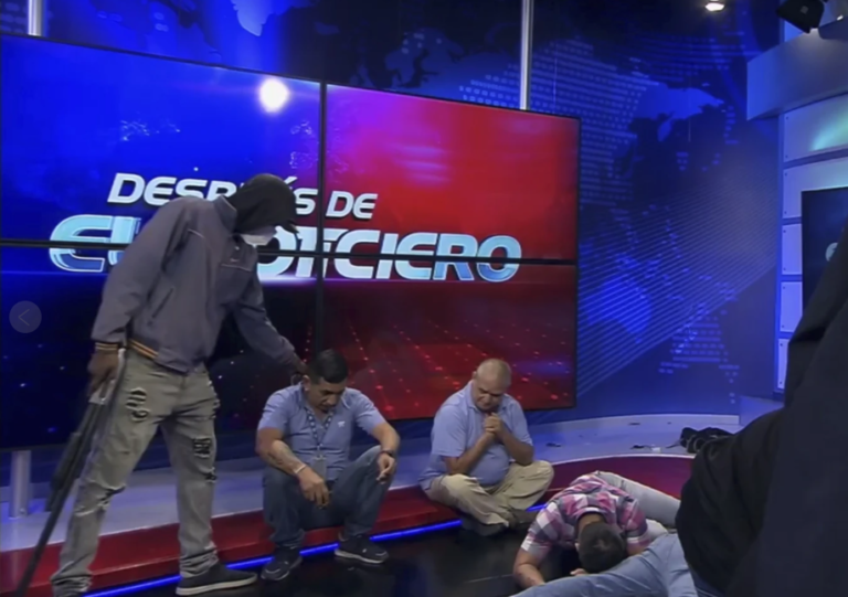 “Estamos al aire»: Pistoleros asaltan televisora en Ecuador en pleno repunte de la violencia