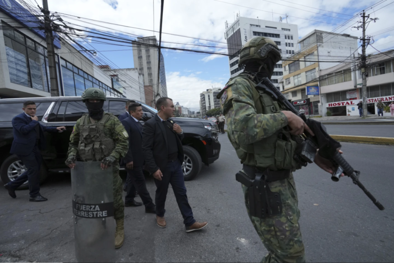 Ecuador: 329 detenidos y cinco personas abatidas por la fuerza pública tras secuencia de ataques