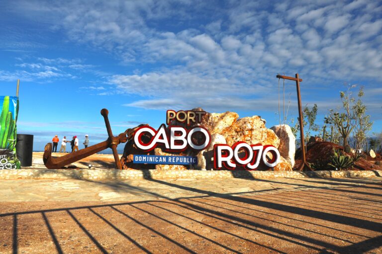 Abinader  cumple  promesa a Pedernales y al sur inaugura el puerto turístico y recibe  primer crucero