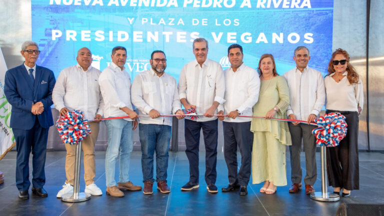 Presidente Abinader inaugura avenida Pedro A. Rivera y Plaza Presidentes en La Vega