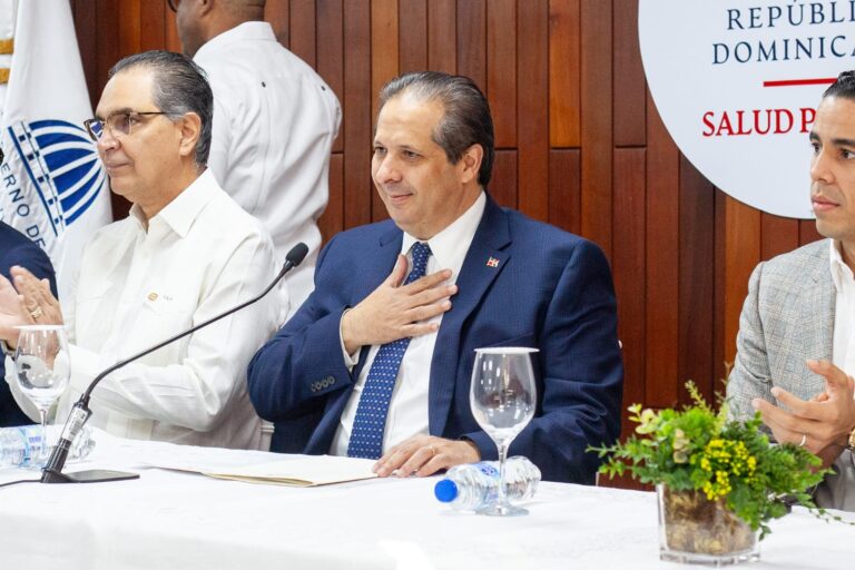 Víctor Atallah asume como ministro de Salud Pública