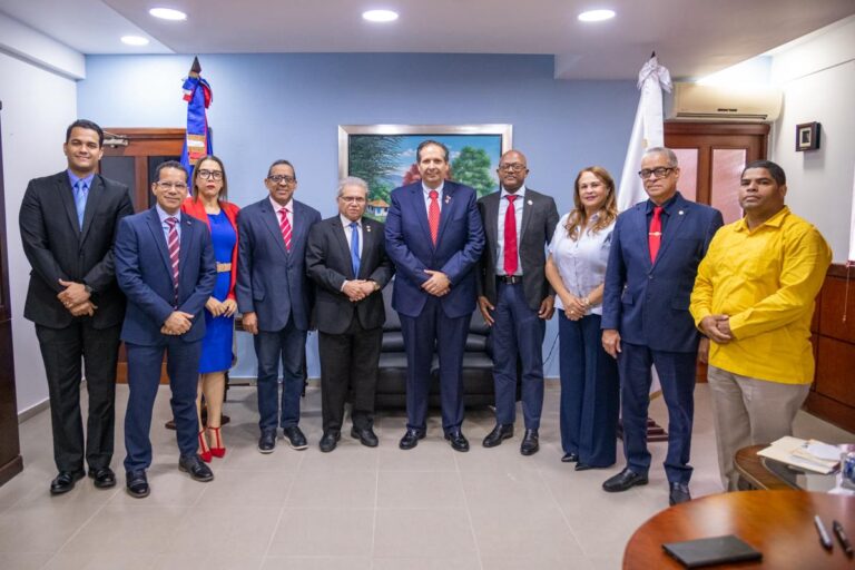 Ministro de Salud y Colegio Médico sostienen primer encuentro.