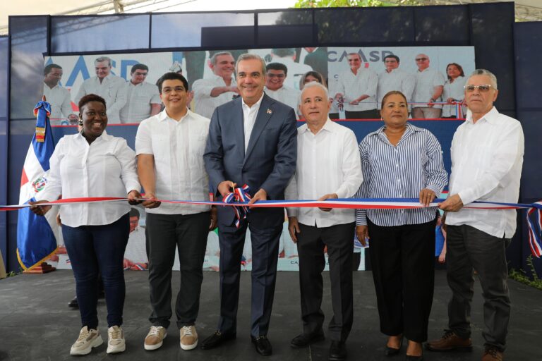 Presidente Abinader inaugura saneada cañada Cachón Oeste en Santo Domingo Este con inversión de RD$68 millones
