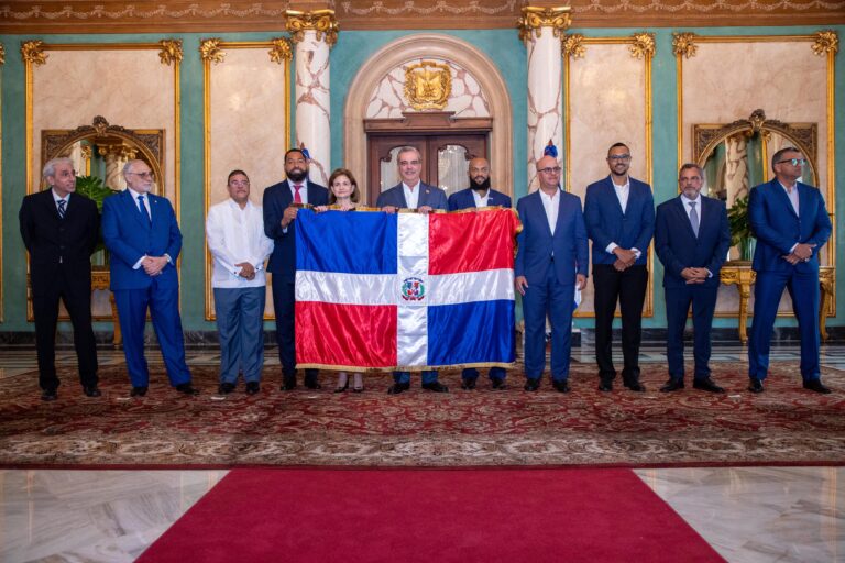 Presidente Abinader entrega bandera dominicana para la Serie del Caribe 2024 a los bicampeones nacionales Tigres del Licey