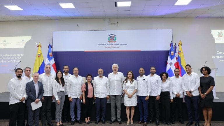 Mirex logra cooperación de Colombia con más de 10,000 becas para dominicanos