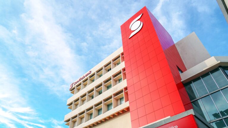 Scotiabank ofrece cóctel a clientes y autoridades con asistencia de CEO global