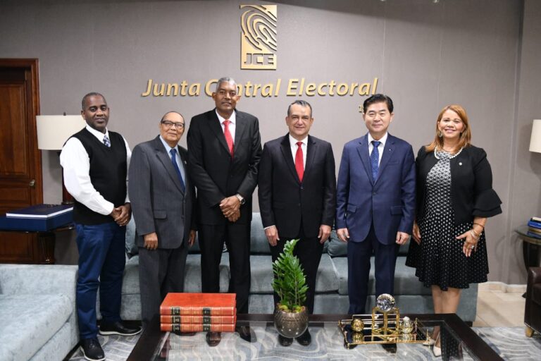 Presidente de la JCE recibe visita de cortesía de directivos del CODUE; expresan respaldo al Pleno