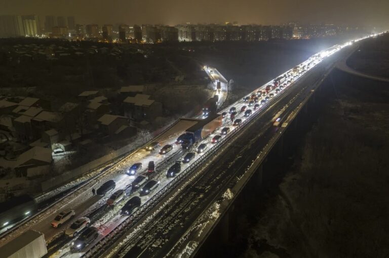 La nieve deja varados a miles de autos en China en vísperas del Año Nuevo Lunar