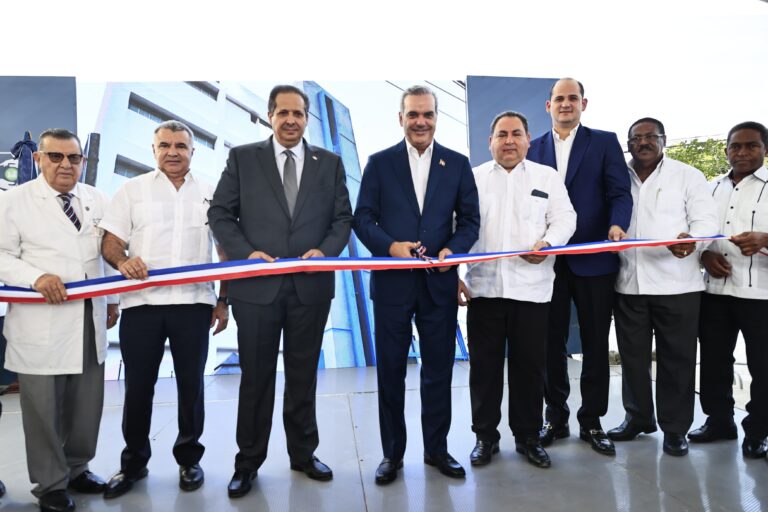 Dominicanos reciben del presidente Abinader el remozado Hospital Materno Dra. Evangelina Rodríguez