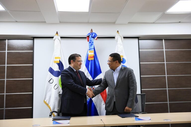 Aduanas firma acuerdo con Compras Públicas para fortalecer transparencia