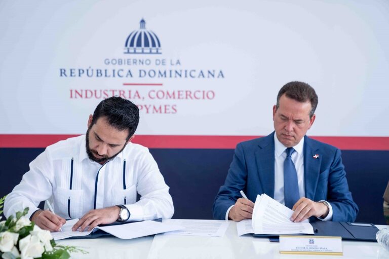Philip Morris Dominicana firma acuerdo de colaboración con el MICM para reforzar la seguridad fronteriza