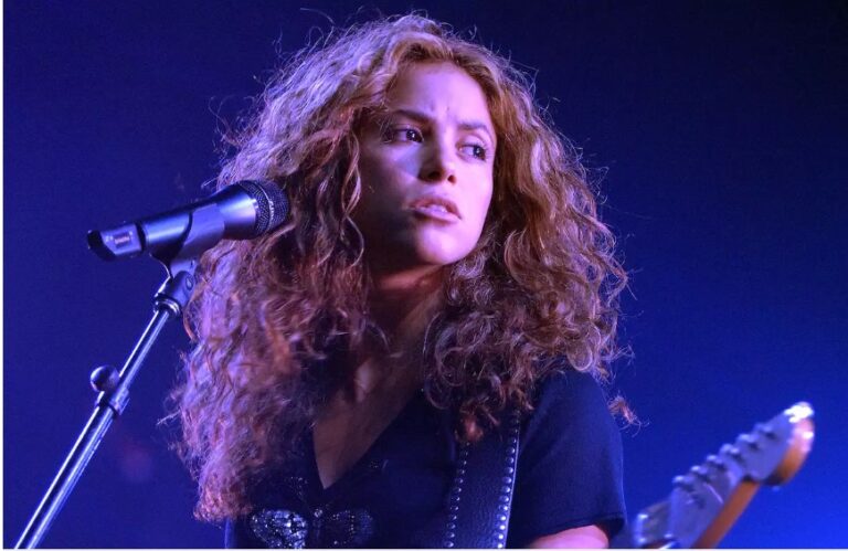 Shakira presume adelanto de su canción con Grupo Frontera