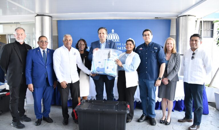 Ministro Víctor Atallah, entrega insumos y equipos de respuesta rápida a las Direcciones Provinciales y Áreas de Salud