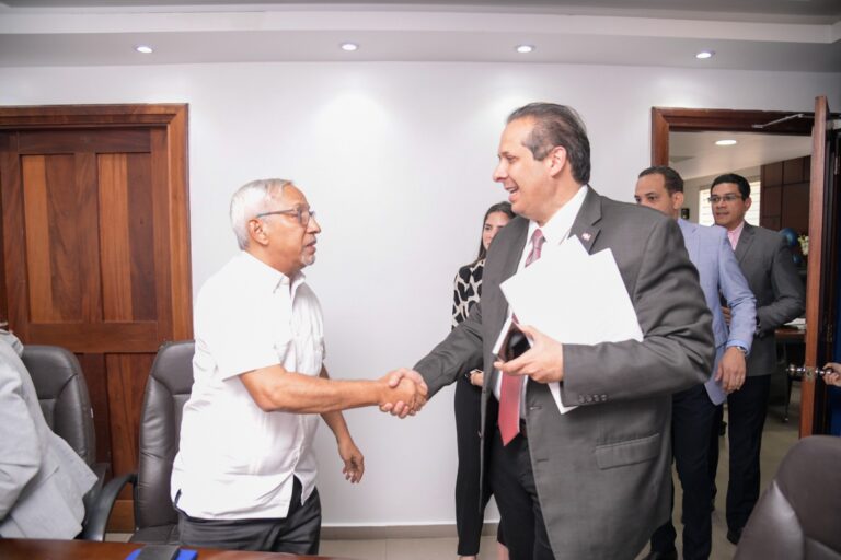 Ministros de Salud y Educación acuerdan incluir estudiantes en la Lucha contra el Dengue