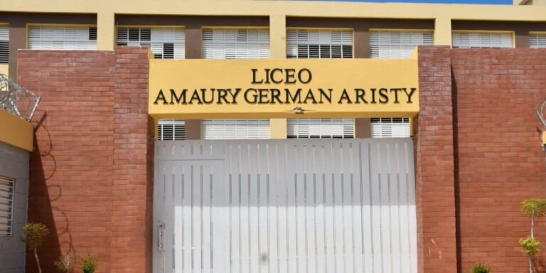 Minerd entrega llaves del Liceo Amaury Germán Aristy, en Santo Domingo Este