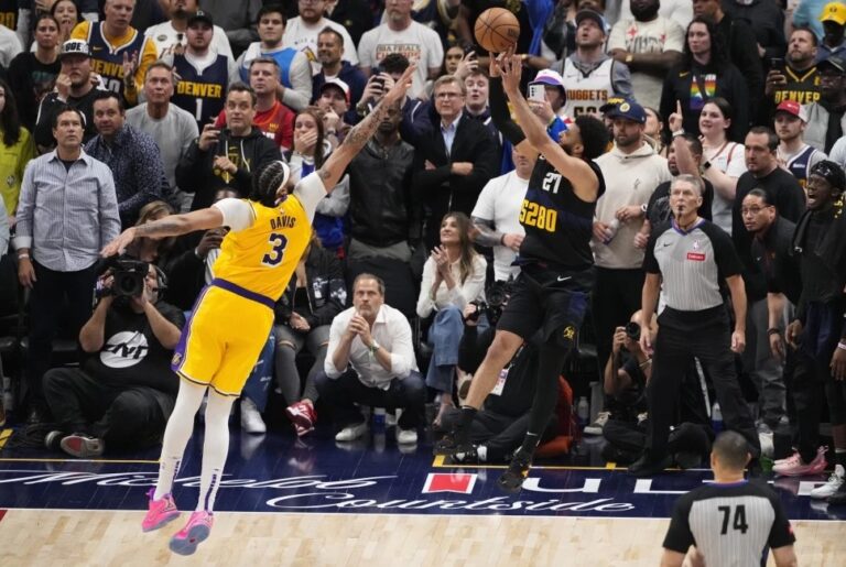 Murray clava una daga con la bocina para coronar remontada de Nuggets y vencer 101-99 a Lakers