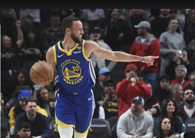 Curry suma 22 puntos; Warriors remontan y vencen a Blazers