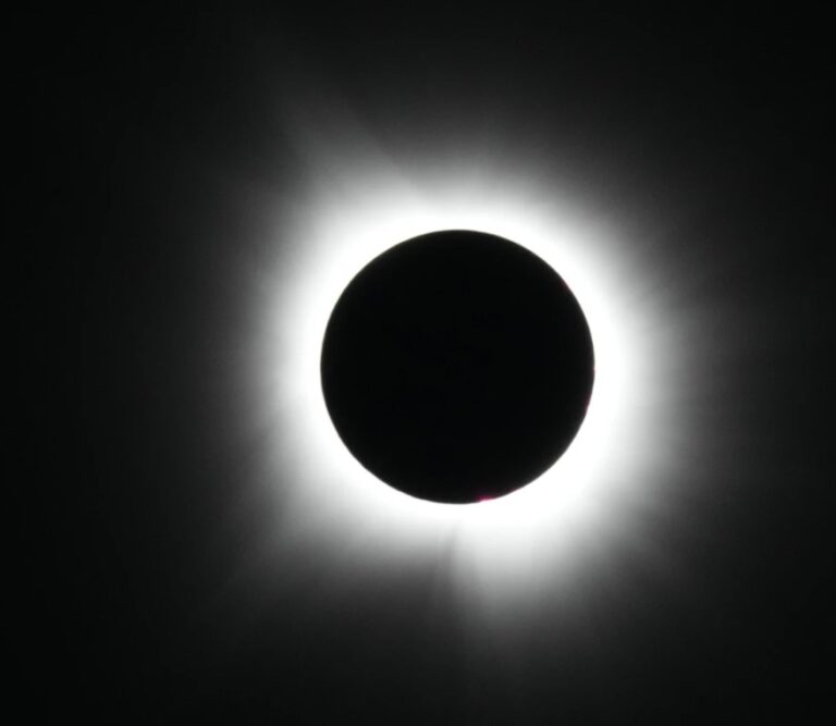 Eclipse total de Sol cautiva a Norteamérica. El cielo se despeja justo a tiempo para la mayoría