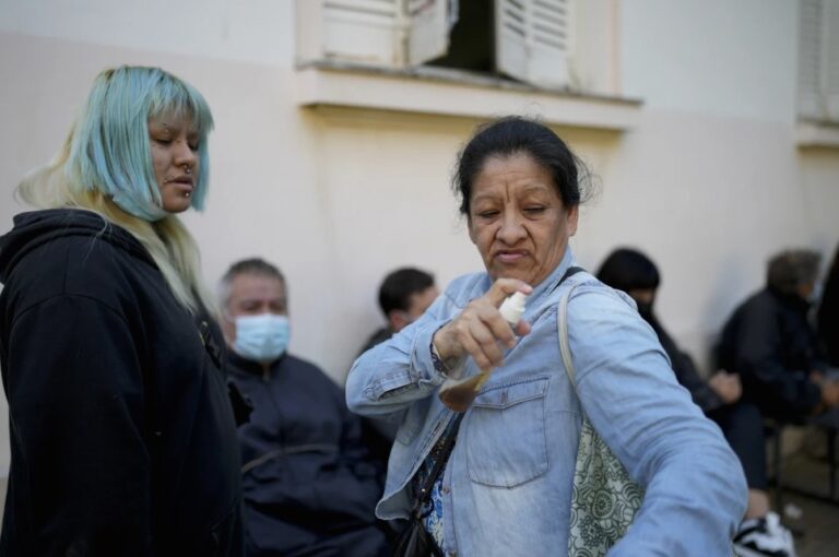 Brote de dengue en Argentina ocasiona escasez de un elemento indispensable: repelente de mosquitos