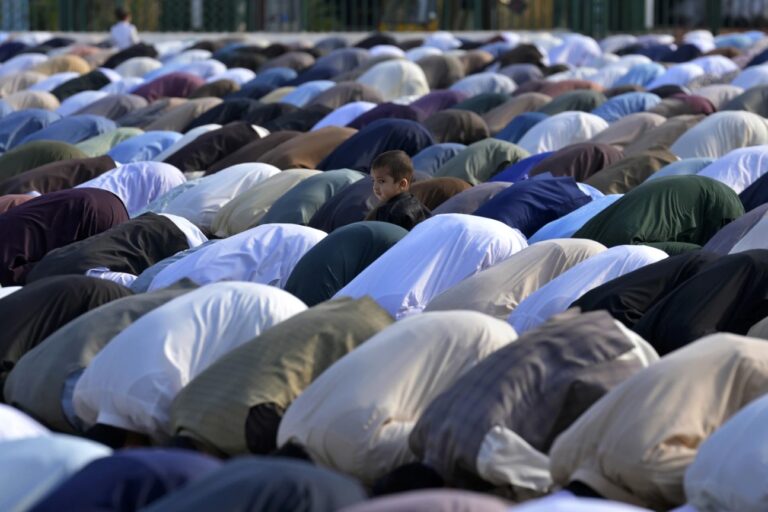 Los musulmanes celebran el Eid al-Fitr en todo el mundo, pero la guerra de Gaza empaña los festejos