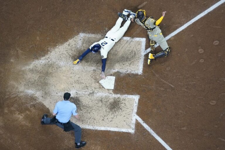 Perkins arruina estelar salida de King con sencillo en la 8va, en triunfo de Cerveceros sobre Padres