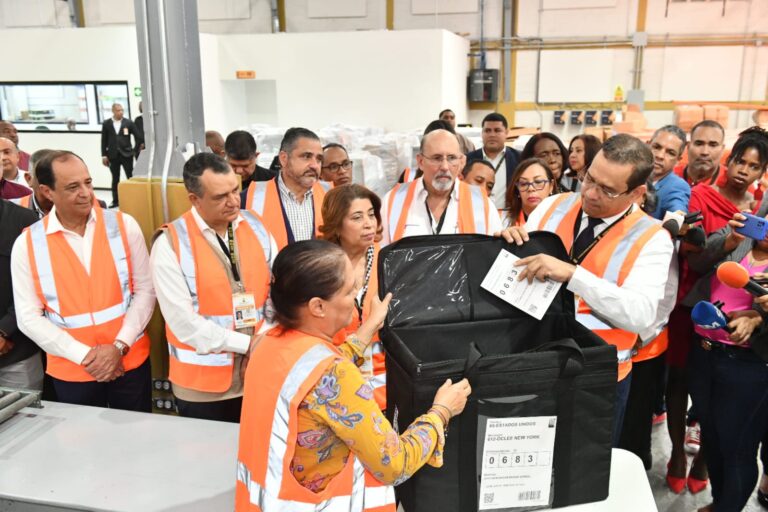 JCE inicia elaboración de 1,566 kits electorales para el exterior y el clonado de los EDET de cara a elecciones del 19 de mayo de 2024