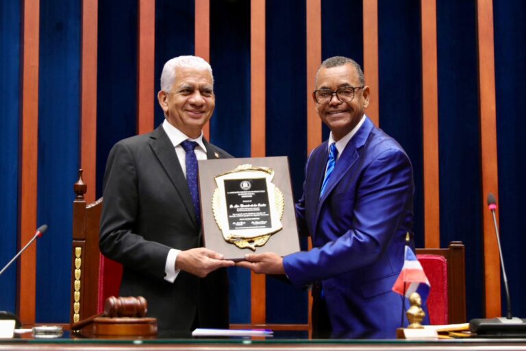 Ricardo de los Santos es reconocido por Asodoprom por sus aportes al desarrollo y progreso de RD