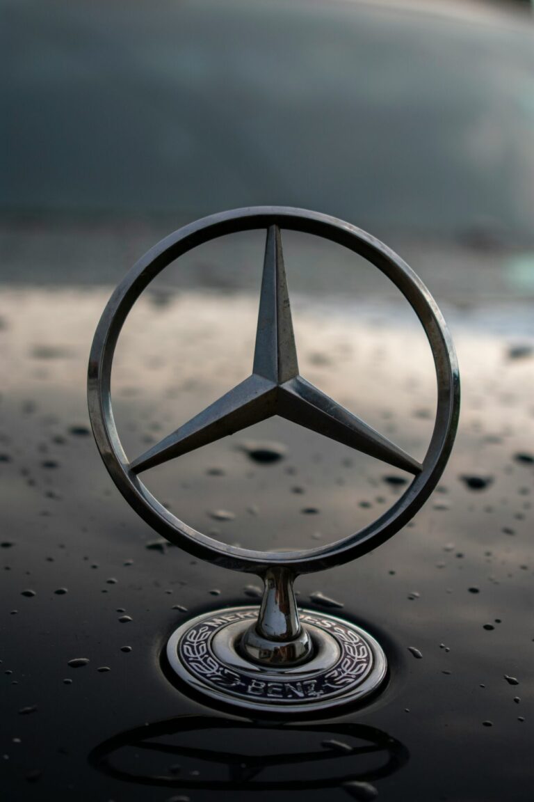 Mercedes-Benz llama a revisión a 341.000 vehículos en todo el mundo por riesgo de incendio
