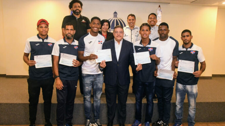 Gobierno entrega incentivos a medallistas de los Juegos Sudamericanos para Sordos, celebrados en Ecuador