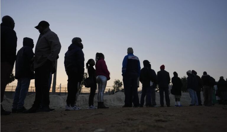 Los sudafricanos votan en elecciones cruciales, el presidente dice no tener dudas de su victoria