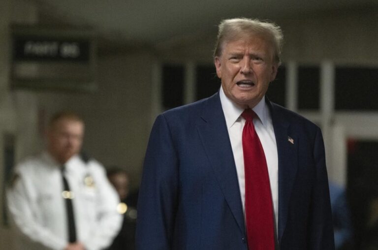 Trump regresa a hacer campaña; iría a prisión si viola orden mordaza