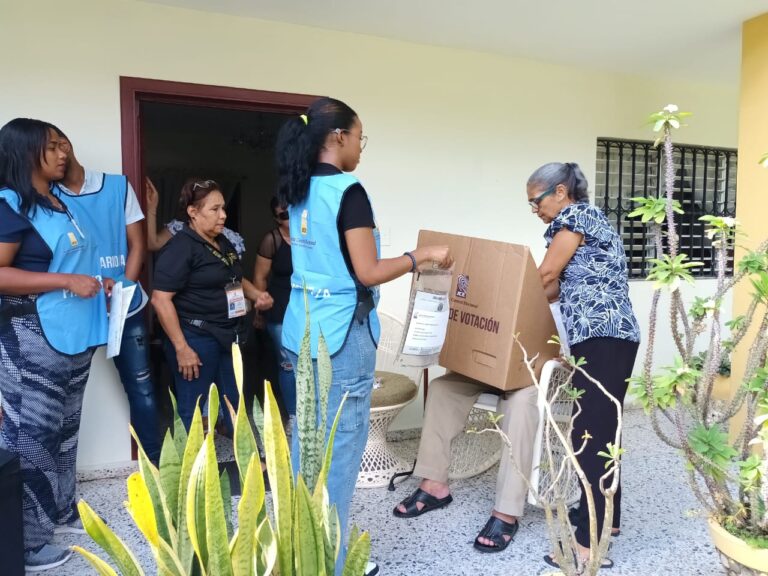 JCE implementa el “Voto en Casa”; 98 personas se inscribieron para votar desde sus hogares en estas elecciones presidenciales y congresuales