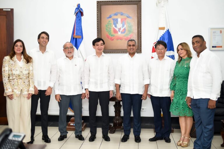 Director de la Unión Postal Universal visita el INPOSDOM para colaborar en la transformación de la entidad postal dominicana