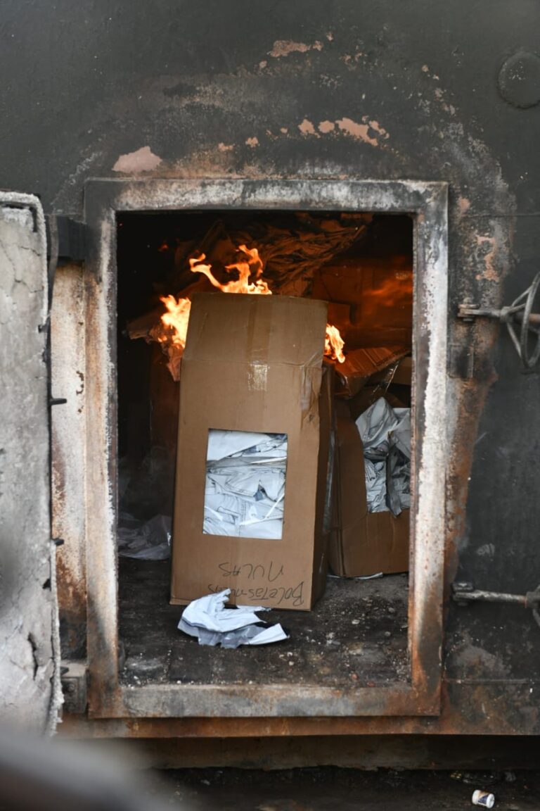 JCE inicia incineración de boletas de las elecciones municipales de febrero pasado