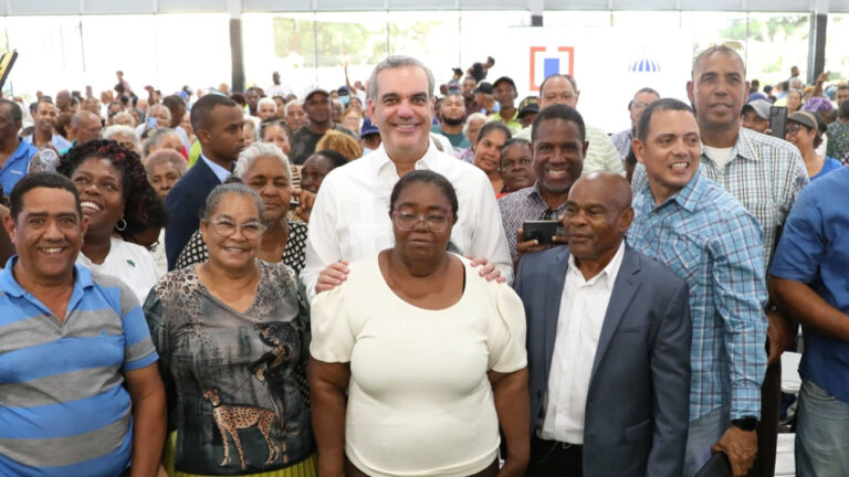 Presidente Abinader encabeza lanzamiento proyecto de titulación en Domingo Savio