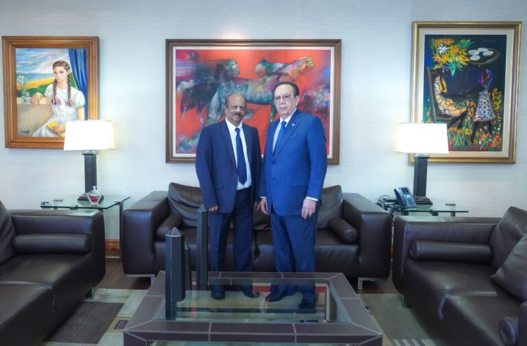 Gobernador Valdez Albizu recibe la visita de su homólogo del Banco Central de Guyana, Gobind Ganga