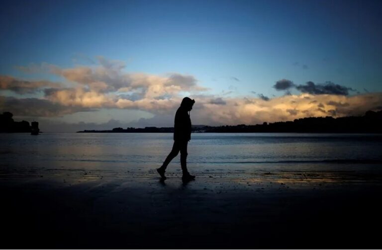 El 20 % de las personas sufre soledad no deseada, que afecta más a las mujeres y a los jóvenes