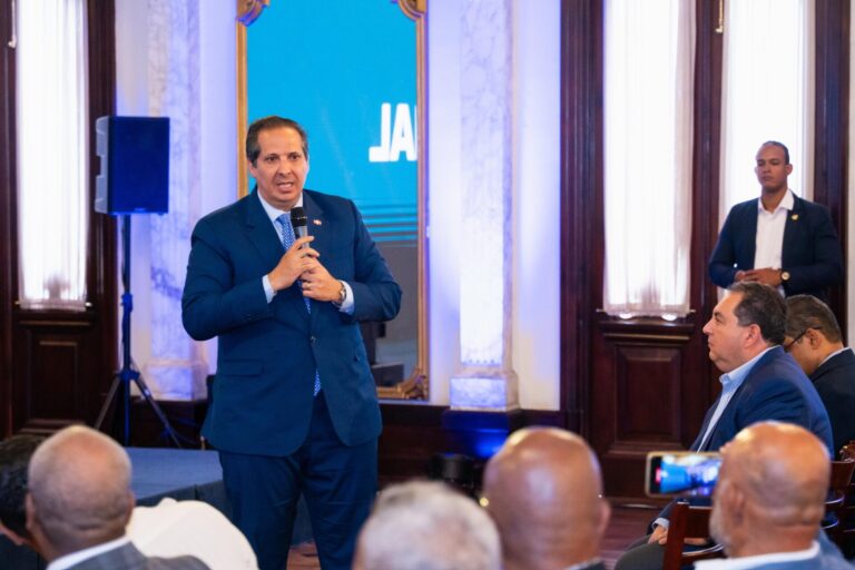 Ministro de Salud, Victor Atallah presenta la campaña «Ganémosle al Dengue»