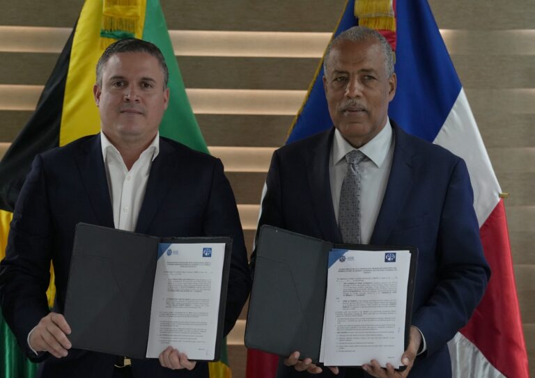 Jean Luis Rodríguez firma memorando de entendimiento con su homólogo de Jamaica