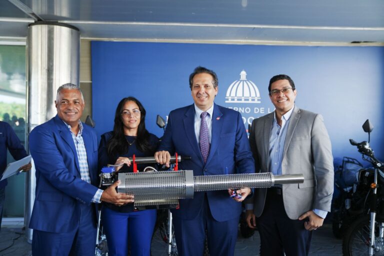 Ministerio de Salud entrega 50 motocicletas y modernos equipos de fumigación a las DPS-DAS