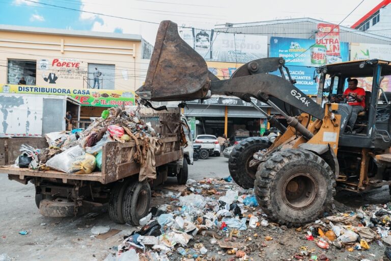 Alcaldía del DN realiza amplio operativo de limpieza