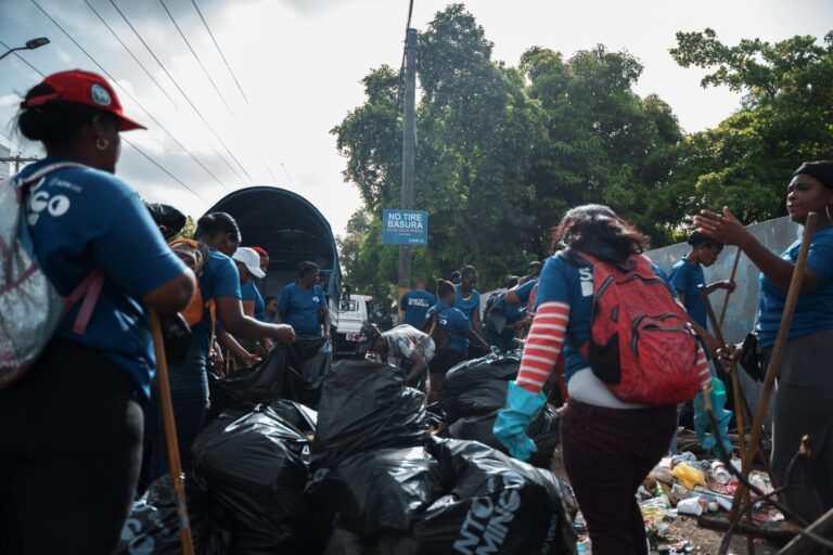 Alcaldía del DN realiza operativo de concientización y limpieza en avenida Independencia