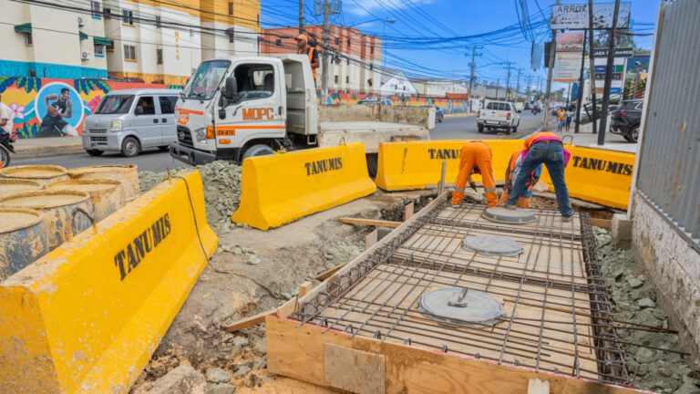 Obras Públicas construye imbornales para corregir falla en drenaje de avenida Isabel Aguiar
