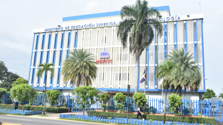 MESCyT entrega a la UASD el Primer Diagnóstico Evaluativo de las Escuelas de Odontología del país