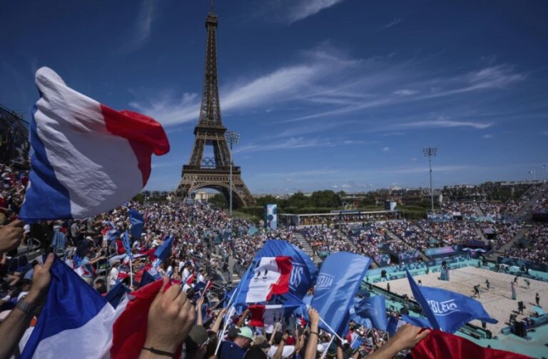 El Estadio Torre Eiffel, sede del vóleibol de playa, el lugar de moda para tomarse una foto