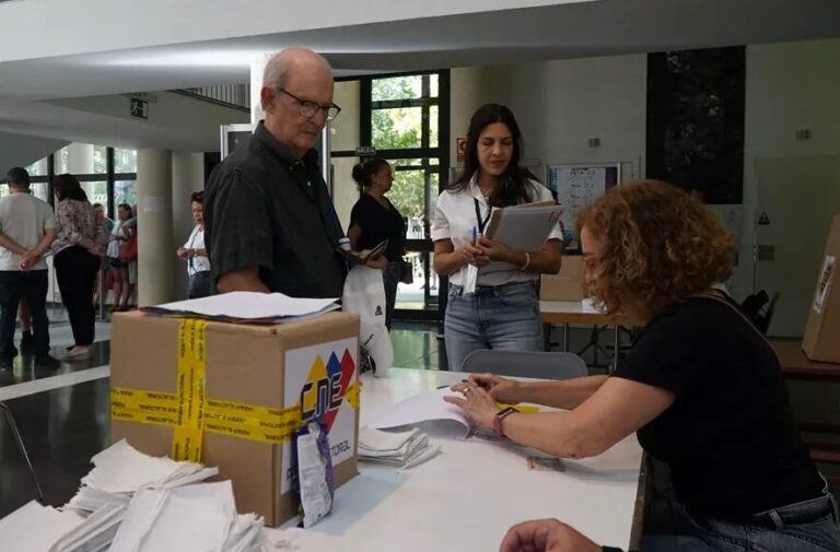 Casi 25,000 venezolanos votan a su presidente en España
