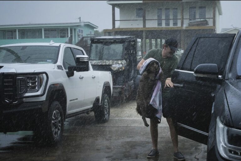 El huracán Beryl toca tierra en Texas y deja sin luz a más de un millón de clientes